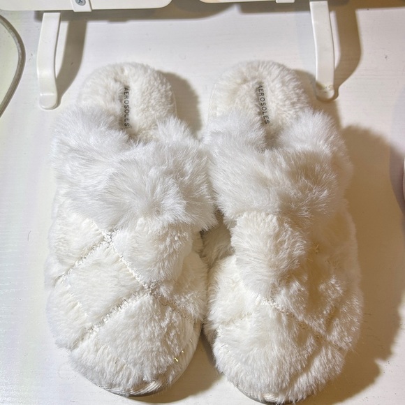 AEROSOLES White Furry Slippers - Picture 1 of 3